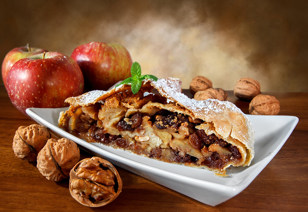 Strudel with apples and nuts