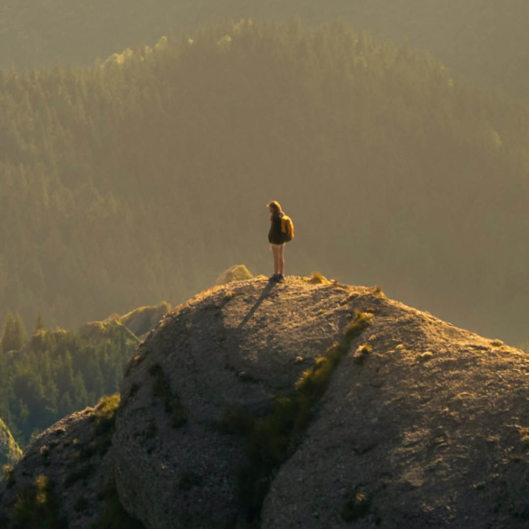 Una persona in cima a un monte