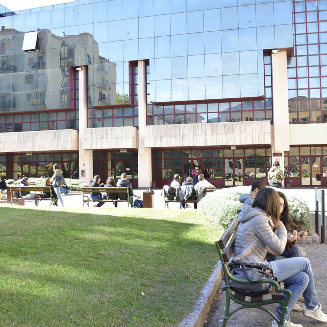 esterno Dipartimento di Economia e Management con studenti
