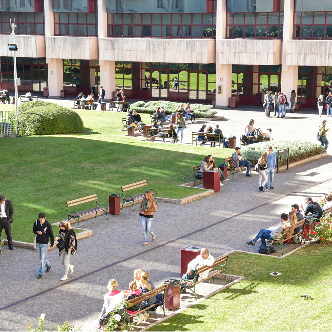 vista dall'alto del cortile del Dipartimento di Economia e Management