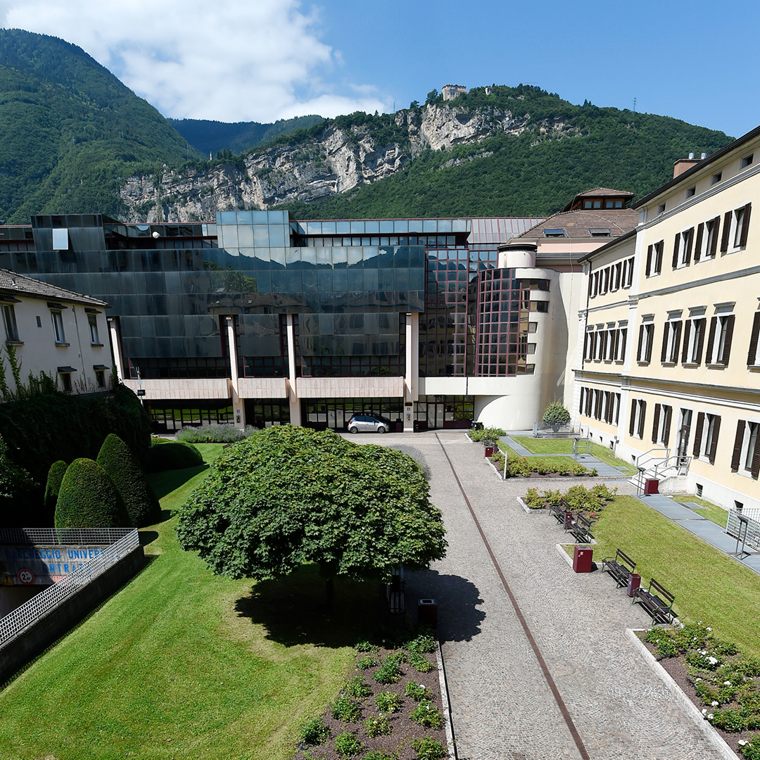 vista dall'alto del cortile del Dipartimento di Economia e Management con montagne sullo sfondo