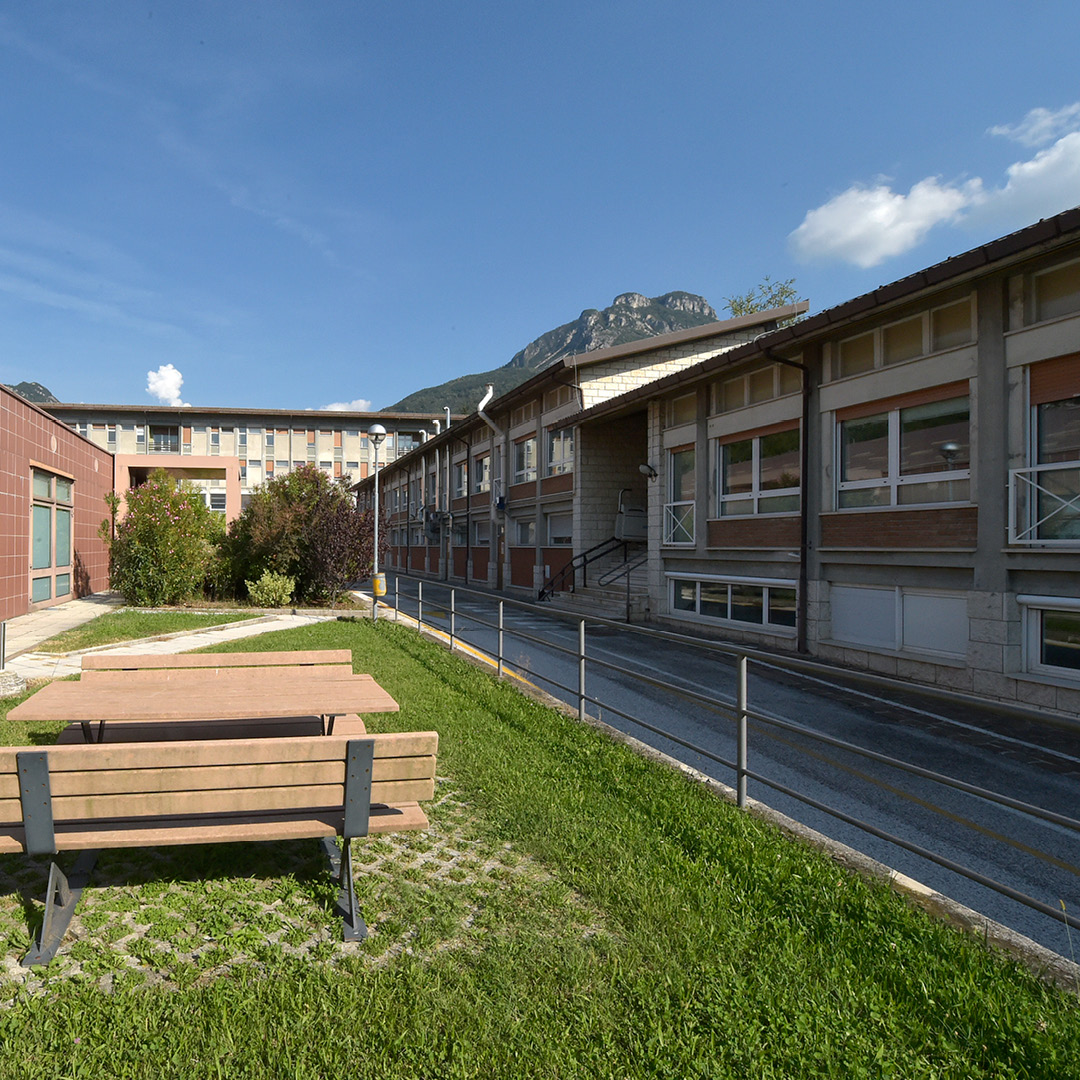 esterno dell'edificio Povo 0, vista del prato circostante