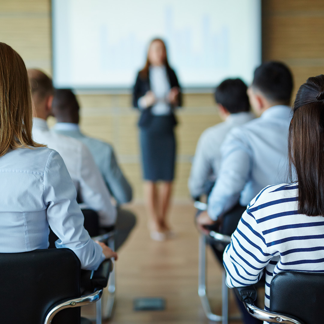 relatrice in aula con persone sedute di spalle