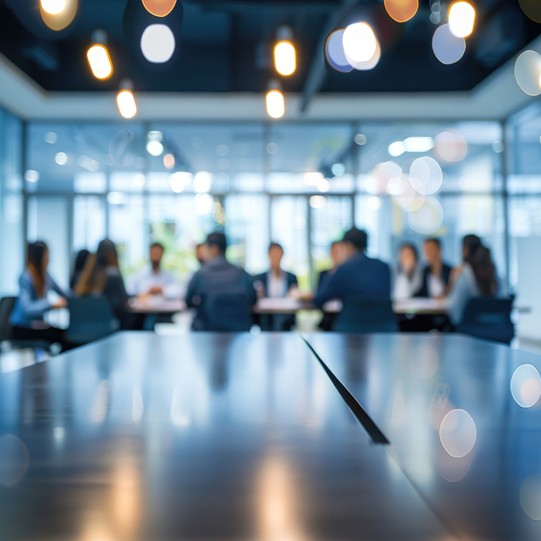 gruppo di persone sedute ad un tavolo in sala conferenze