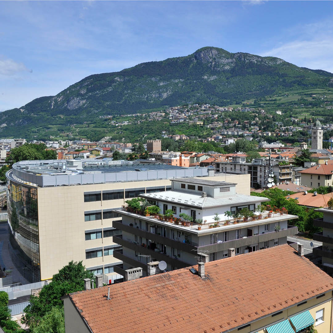 veduta aerea di Palazzo Prodi con montagna sullo sfondo