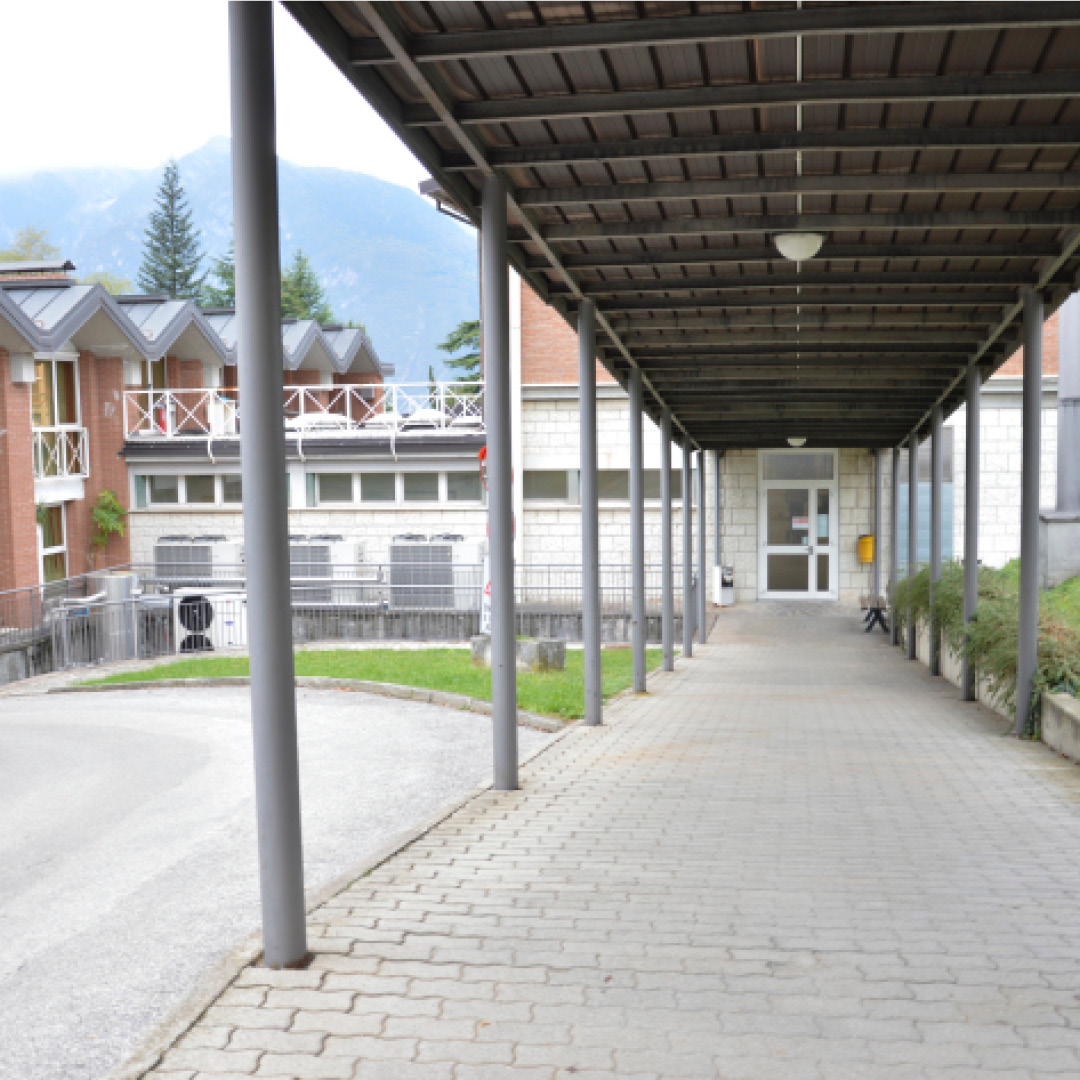 esterno dell'edificio Povo 0, vista dell'ingresso con tettoia