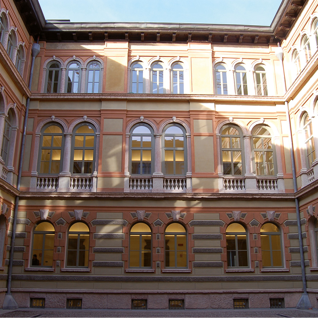 cortile interno Palazzo di Sociologia, finestre