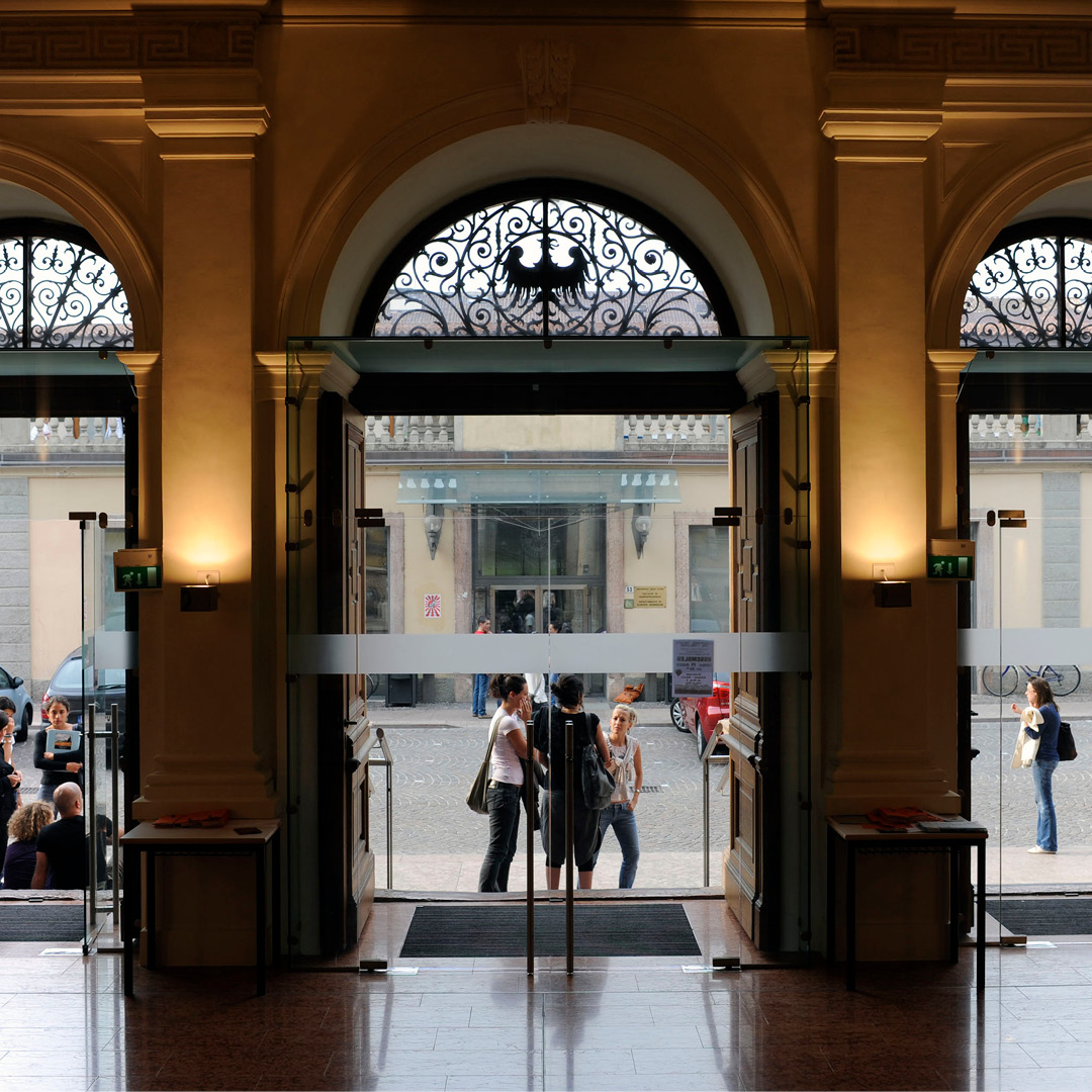 interni Palazzo di Sociologia, ingresso con vista su Palazzo di Giurisprudenza