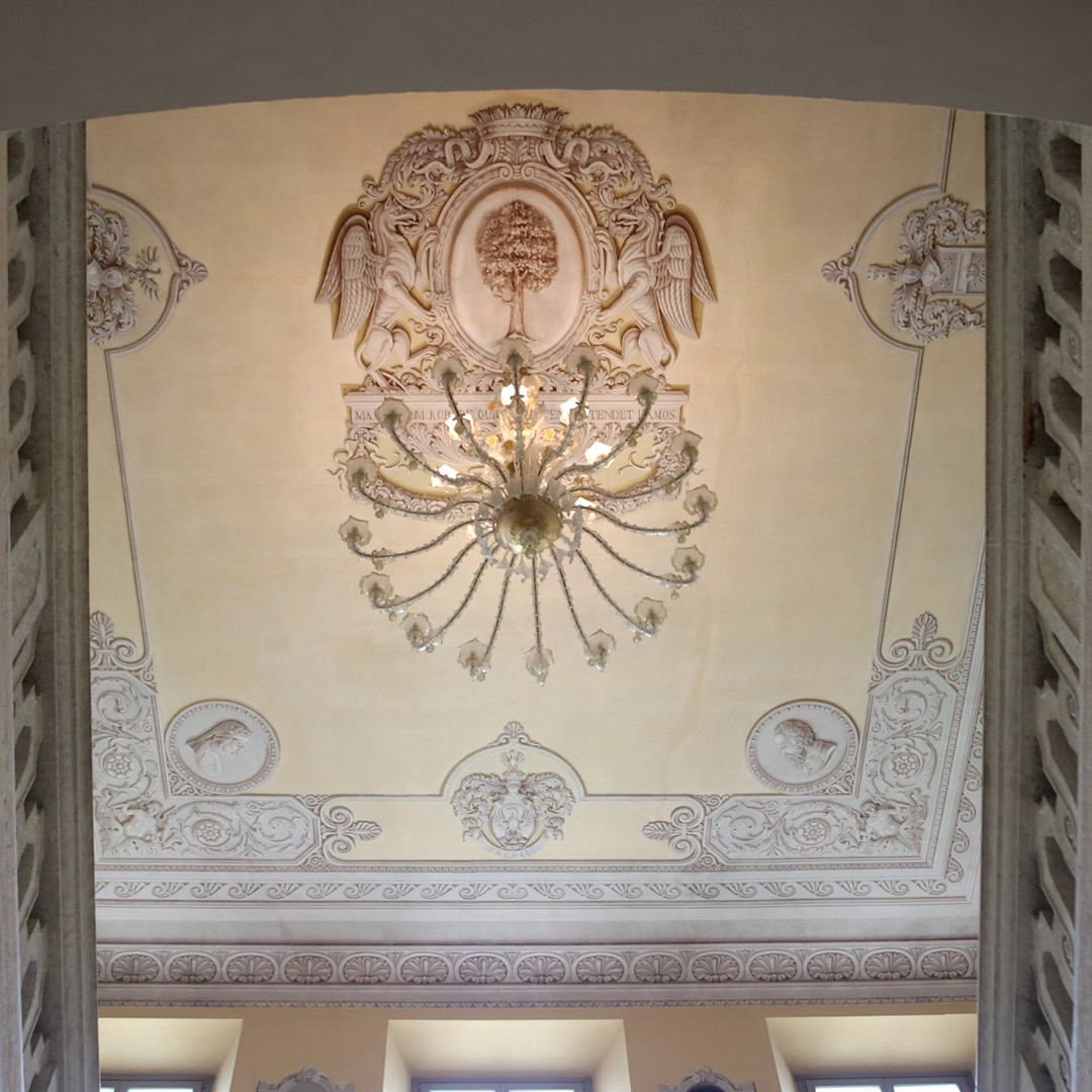 interni Palazzo Istruzione, particolare soffitto con stucchi e lampadario