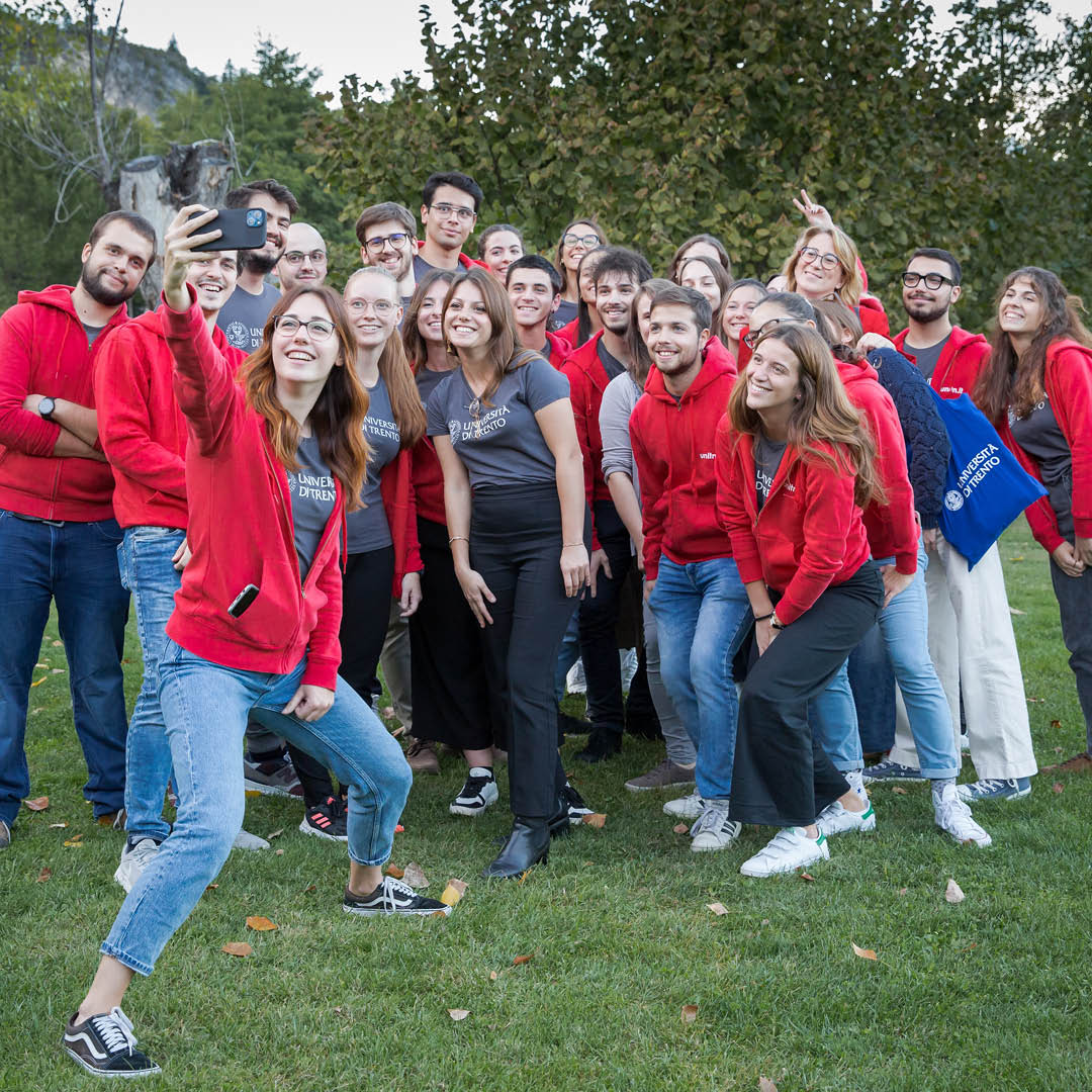 Un gruppo di studenti e studentesse in un prato