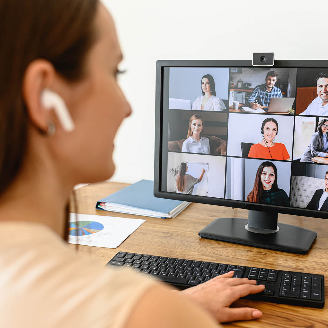 Una ragazza parla con molte persone collegate in un meeting online