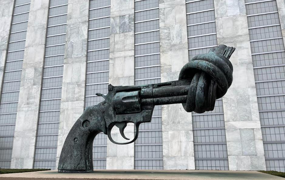 Immagine di una pistola con canna annodata. La nonviolenza, conosciuta anche come The Knotted Gun, è una scultura in bronzo dell'artista svedese Carl Fredrik Reuterswärd di un revolver Colt Python .357 Magnum di grandi dimensioni con la canna legata con un nodo. Si trova presso la sede delle Nazioni Unite a New York City.