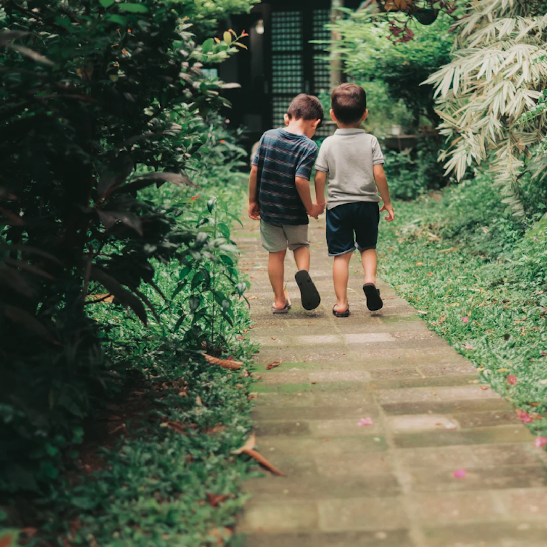 immagine due bambini che camminano insieme