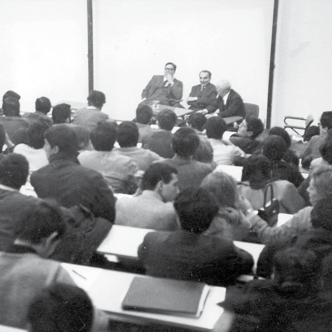 Il comitato ordinatore (Andreatta, Boldrini, Bobbio) discute con gli studenti (1968) ©UniTrento ph. Giorgio Salomon (vietata la riproduzione)