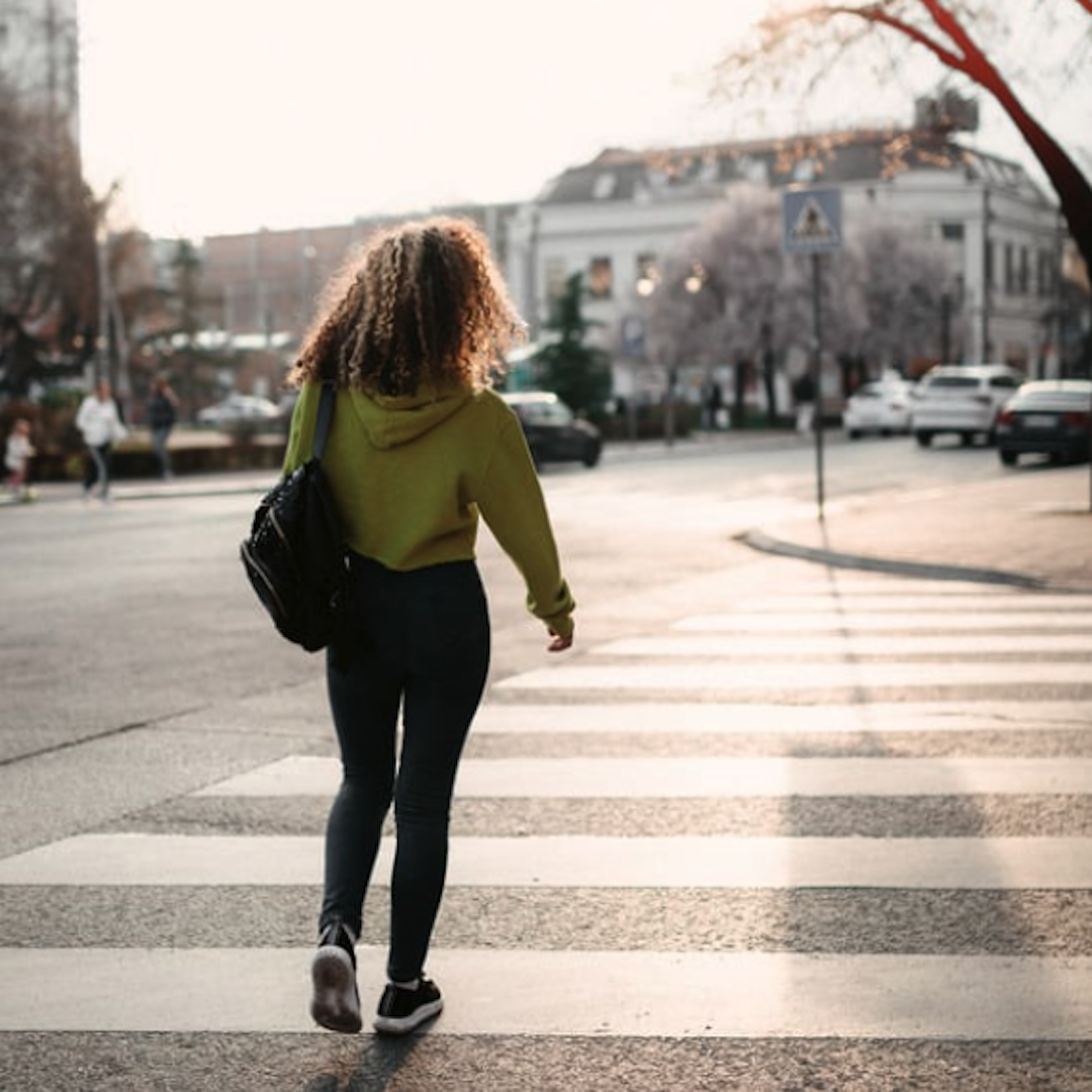 immagine ragazza che attraversa la strada