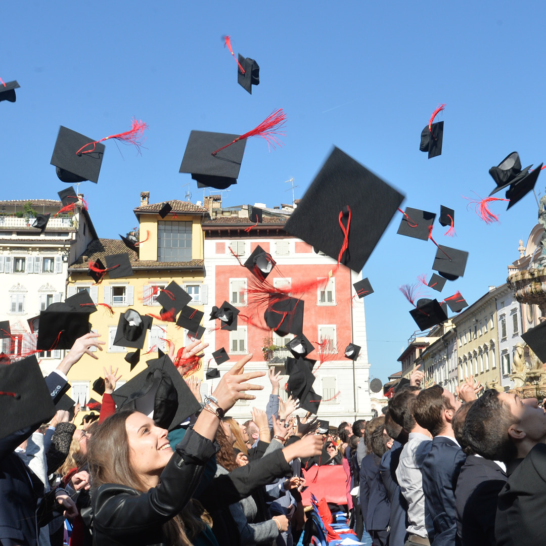 Lancio dei tocchi - Cerimonia di consegna delle Lauree in Piazza Duomo, Trento - 26 ottobre 2019 © foto SirioFilm/Daniele Mosna