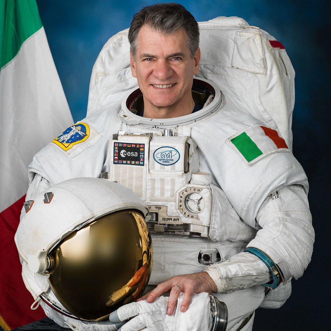 L'astronauta Paolo Nespoli in posa con la tuta spaziale