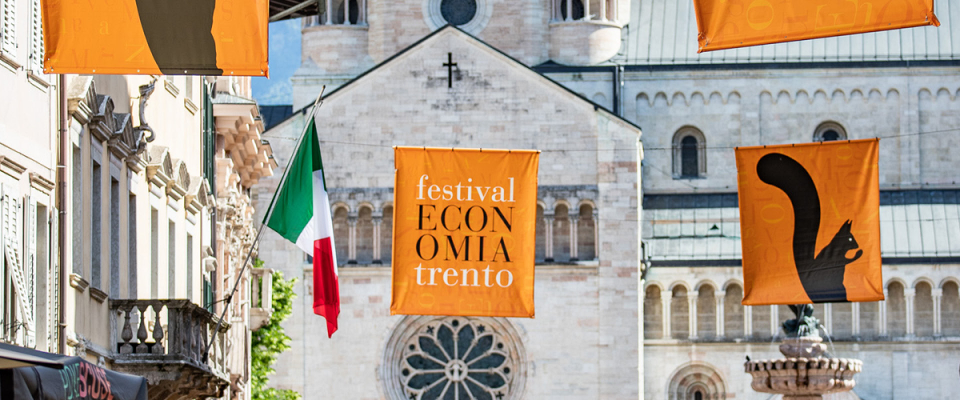 stendardi festival Economia Trento, sullo sfondo il Duomo di Trento