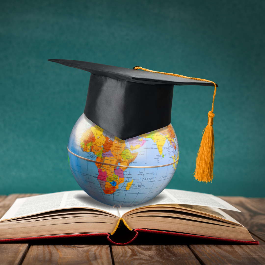 immagine banner, libro con sopra il mappamondo e il tocco