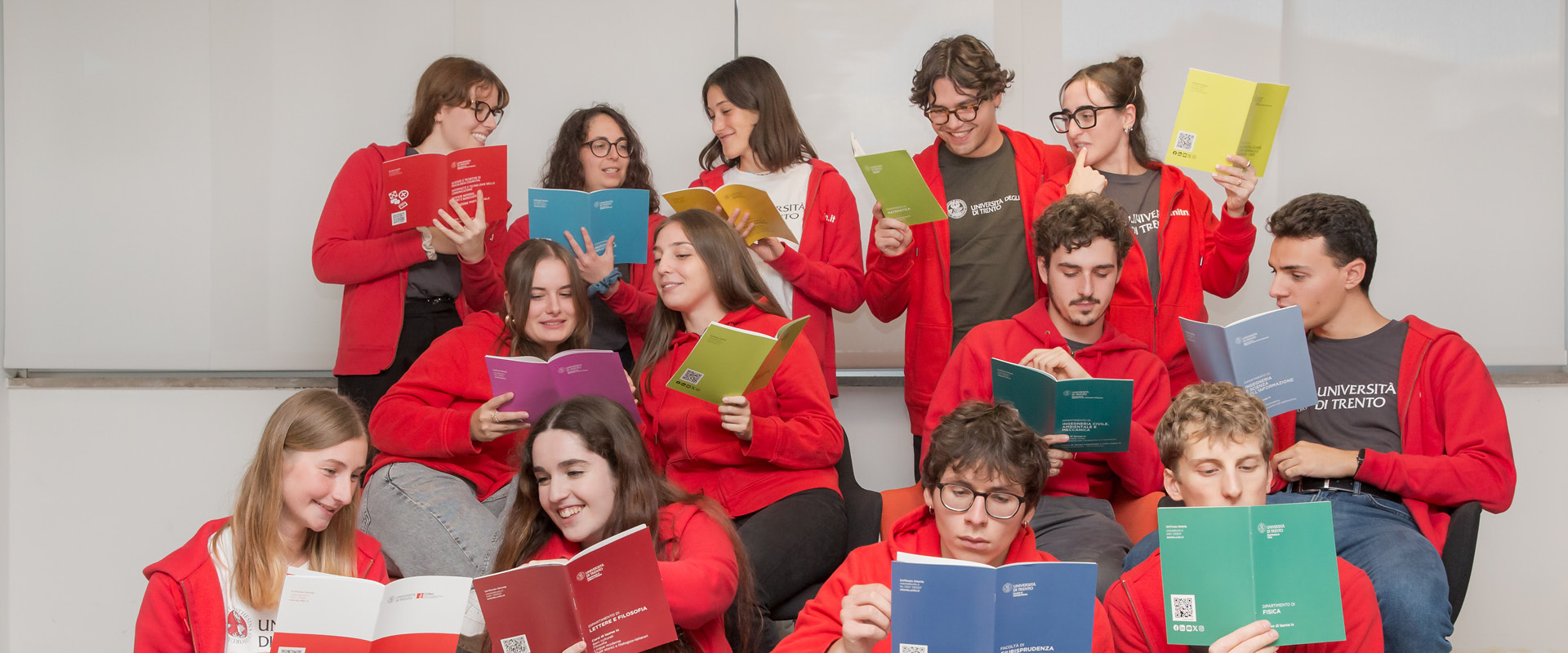 ragazzi orientatori che consultano brochure informative