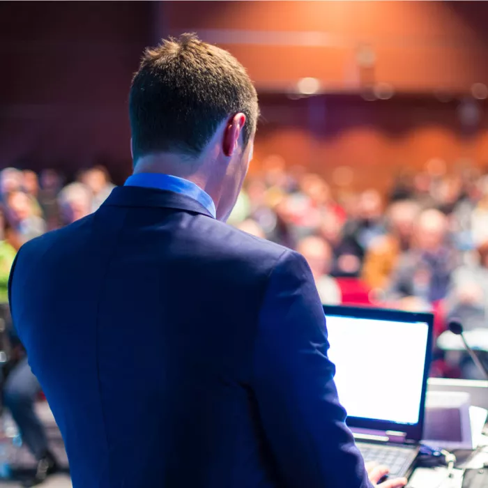 ospite davanti ad una platea 