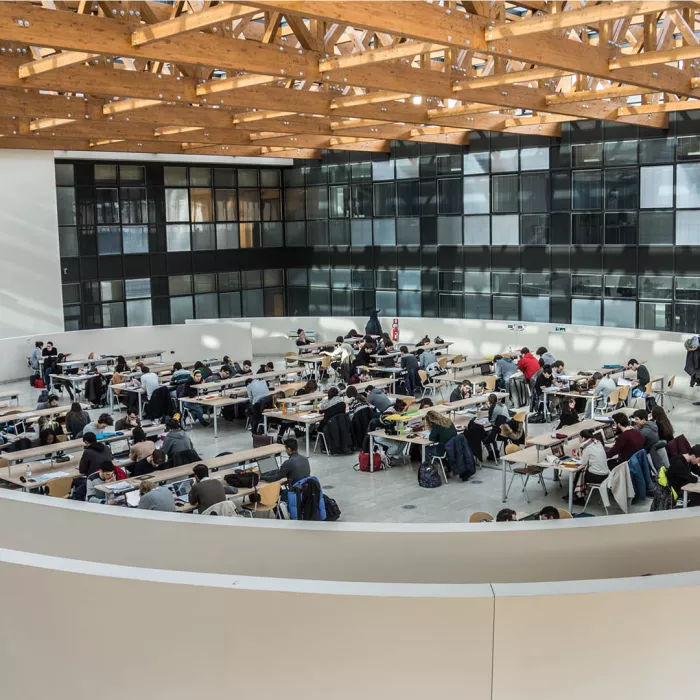 catino, Palazzo Prodi con persone