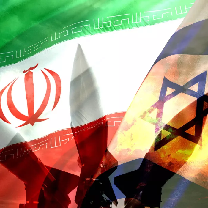 Bandiere dell'Iran e di Israele con ombre di missili