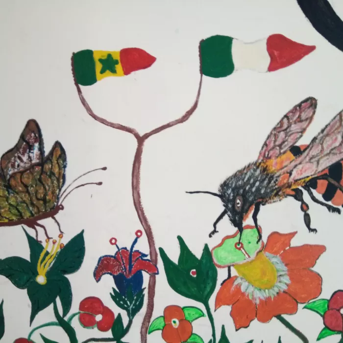 disegno colorato su sfondo bianco. In primo piano ci sono fiori variopinti e due insetti: una farfalla a sinistra con ali marroni e verdi e un’ape grande a destra che succhia nettare da un fiore arancione. Sopra i fiori spuntano due steli che terminano con piccole bandiere: a sinistra la bandiera del Senegal (verde, gialla con stella verde, rossa) e a destra la bandiera dell’Italia (verde, bianca e rossa).