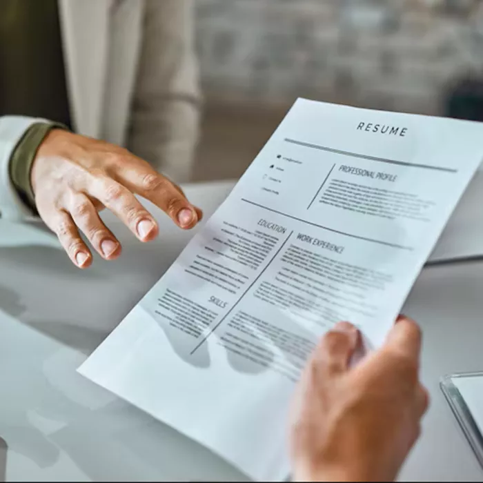 candidato che fornisce un CV al recruiter
