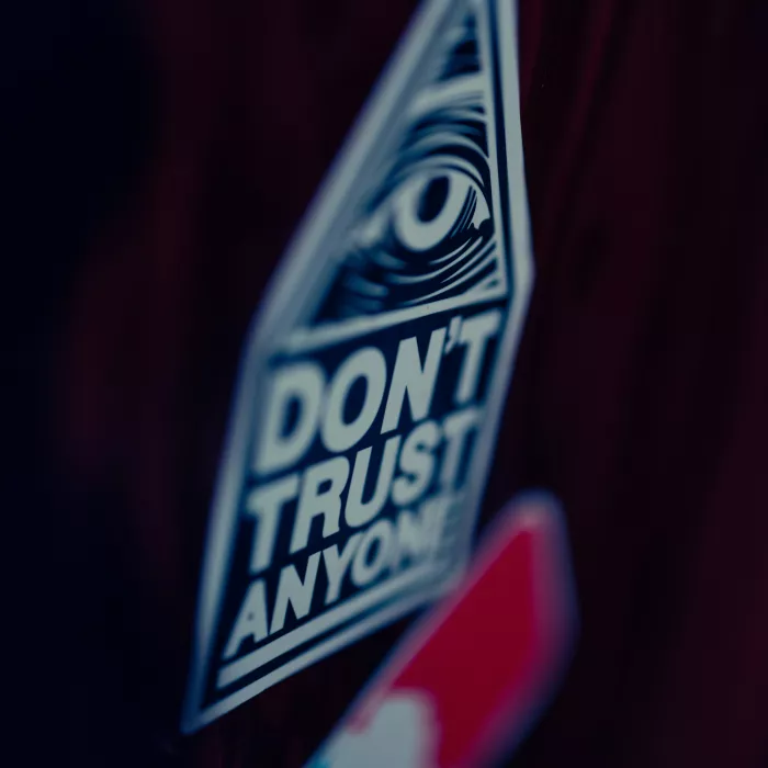 Scritta "Don't trust anyone"