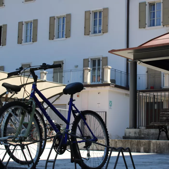 Cortile del Collegio Clesio, con biciclette in primo piano.