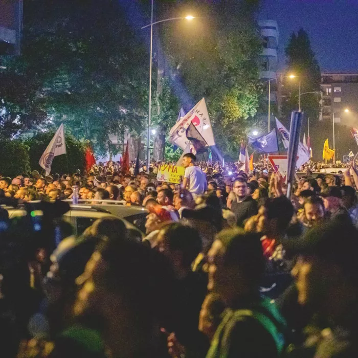 Persone in piazza in segno di protesta in Serbia