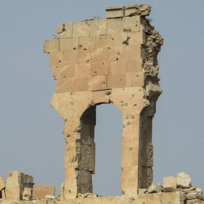 Monumento colpito da colpi di arma da fuoco