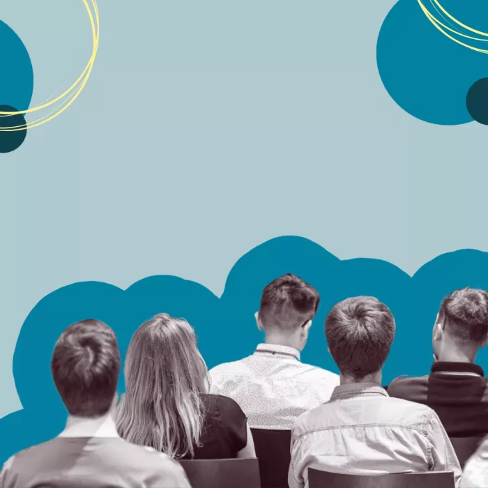 Studenti e studentesse di spalle seguono un seminario