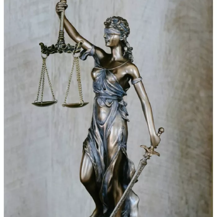 Statuetta con bilancia e spada