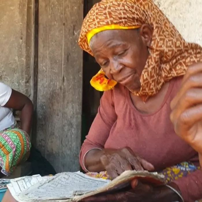 donna che guarda un libro 