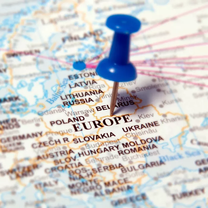 Mappa con puntina su parola Europa