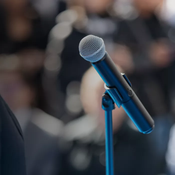 Un microfono in primo piano