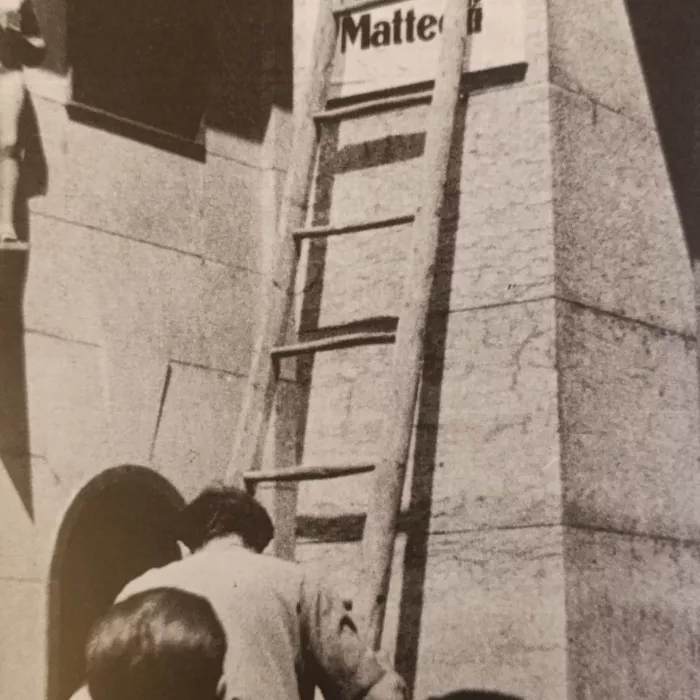 Foto storica in bianco e nero di un particolare di Piazza Matteotti, oggi Piazza Cesare Battisti a Trento, scattata nel luglio 1943
