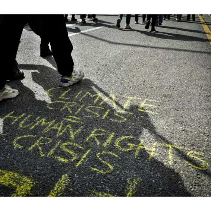 Scritta sui diritti umani legati all'ambiente