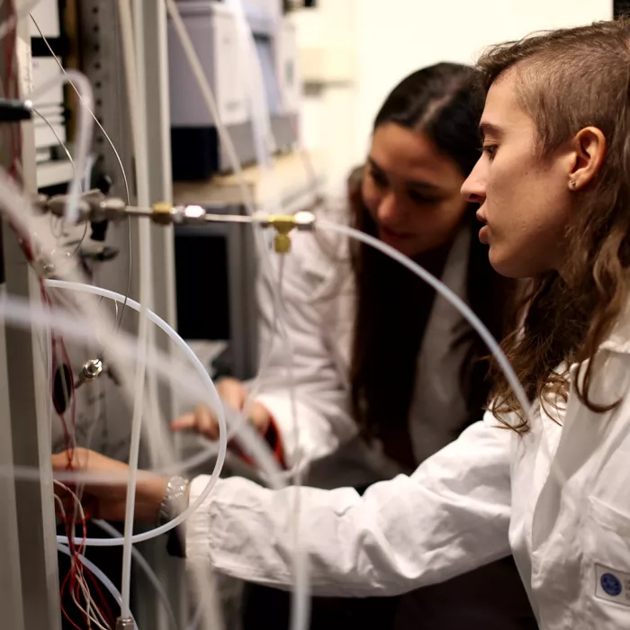 studentesse di Fisica in camice