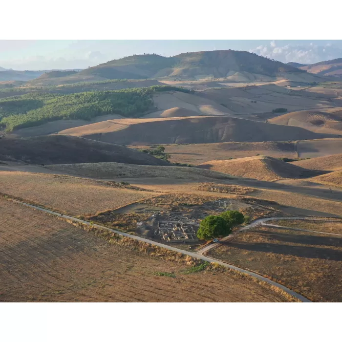 Scorcio dall'alto di un sito archeologico siciliano.
