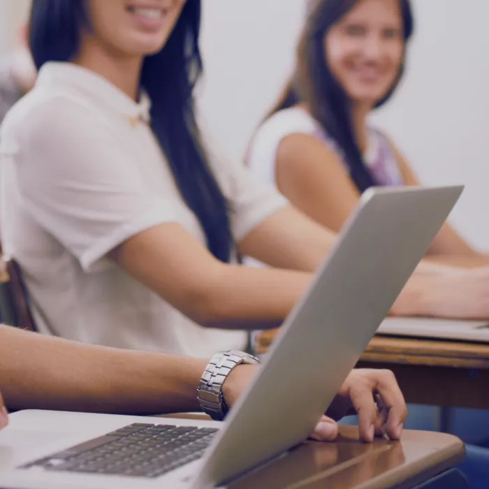 Studenti e studentesse al pc seguono un seminario