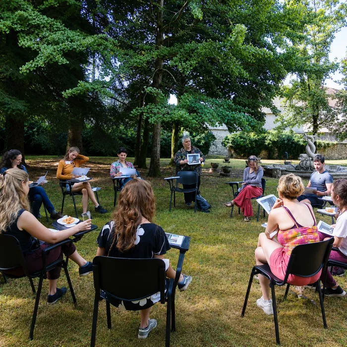 partecipanti PsyHuman seduti in cerchio