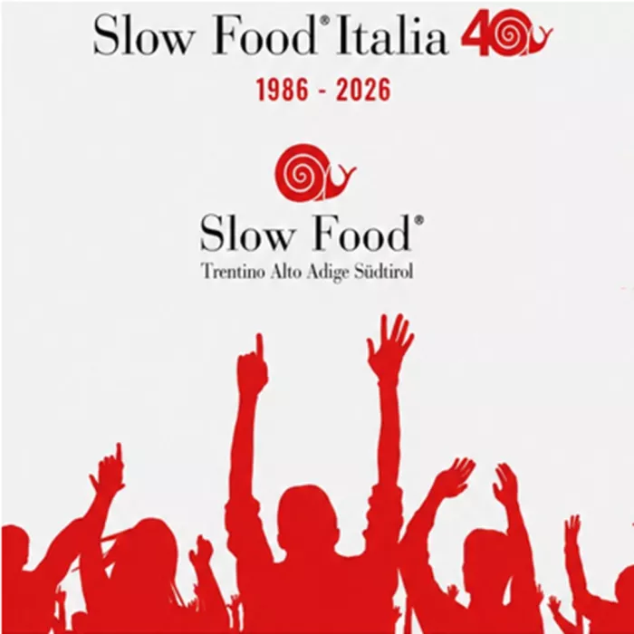 Mani alzate verso logo Slow Food