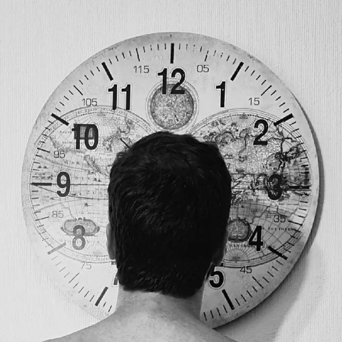 Uomo che legge l'orologio con il mondo 