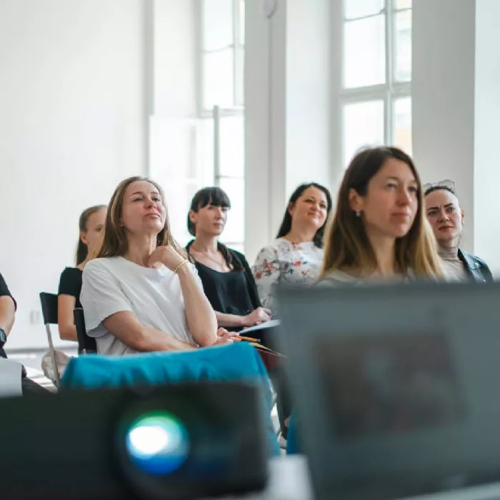 Persone sedute in ascolto durante una conferenza