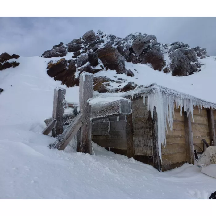 Foto di un rudimentale caseggiato sommerso dalla neve