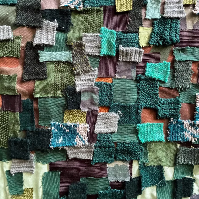 immagine di un collage di stoffe colorate, opera della relatrice
